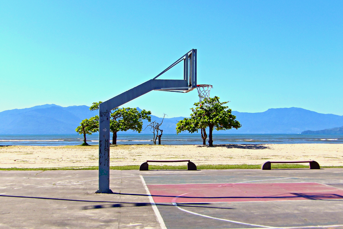 Quadra da avenida da Praia é referência para a iniciação de atletas de basquete de Caraguatatuba